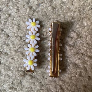 2 Aeropostale White Daisy Barrettes